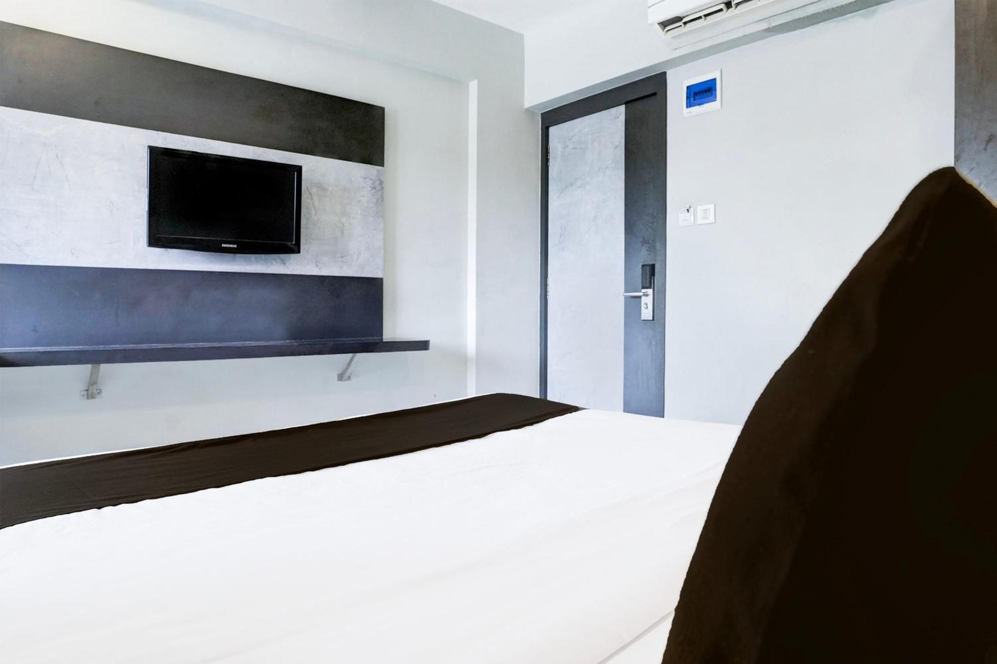 Super Townhouse Oak Vashi Hotell Turambhe Exteriör bild