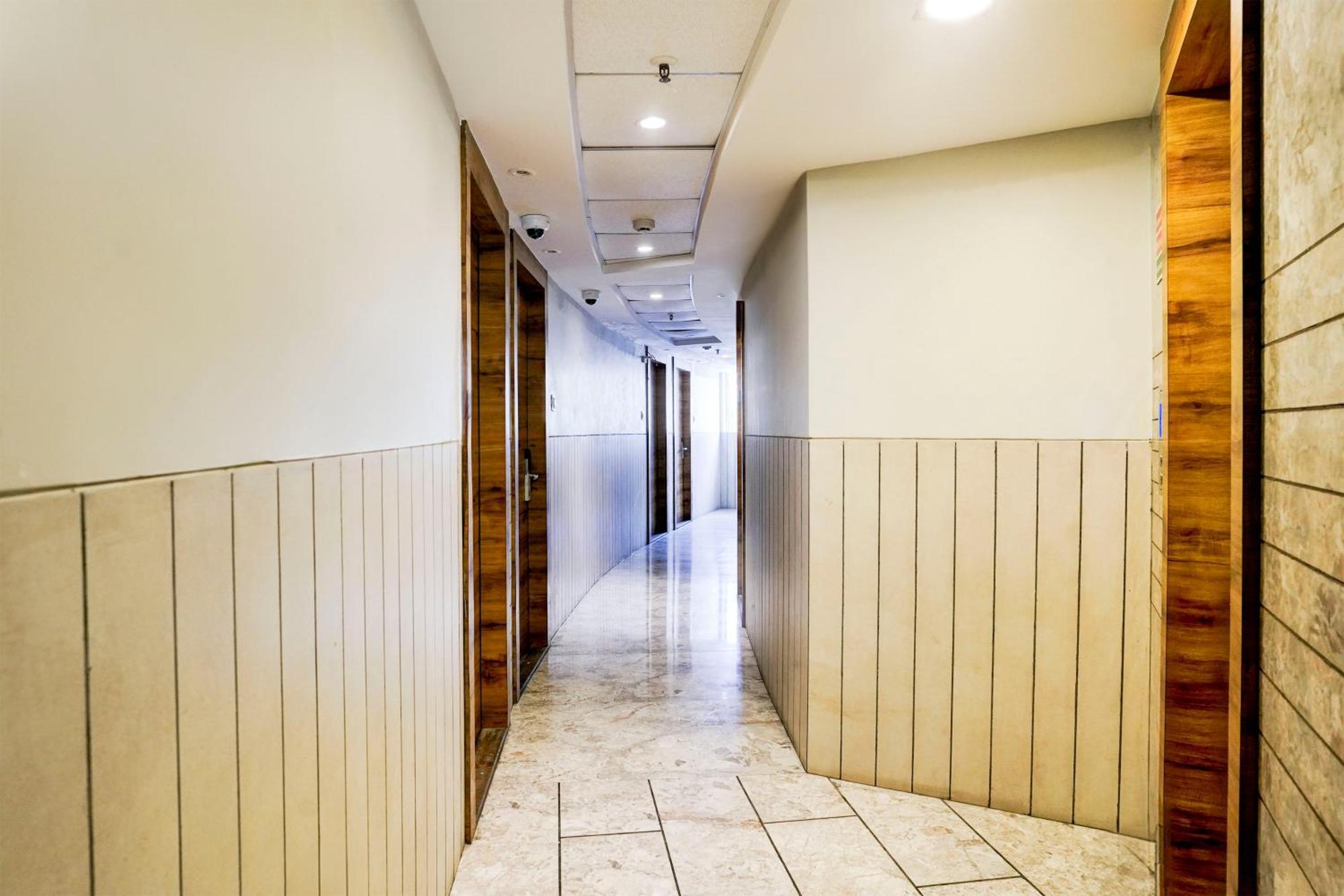 Super Townhouse Oak Vashi Hotell Turambhe Exteriör bild