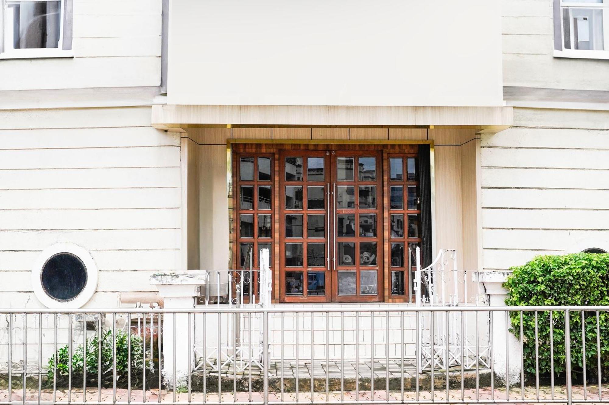 Super Townhouse Oak Vashi Hotell Turambhe Exteriör bild