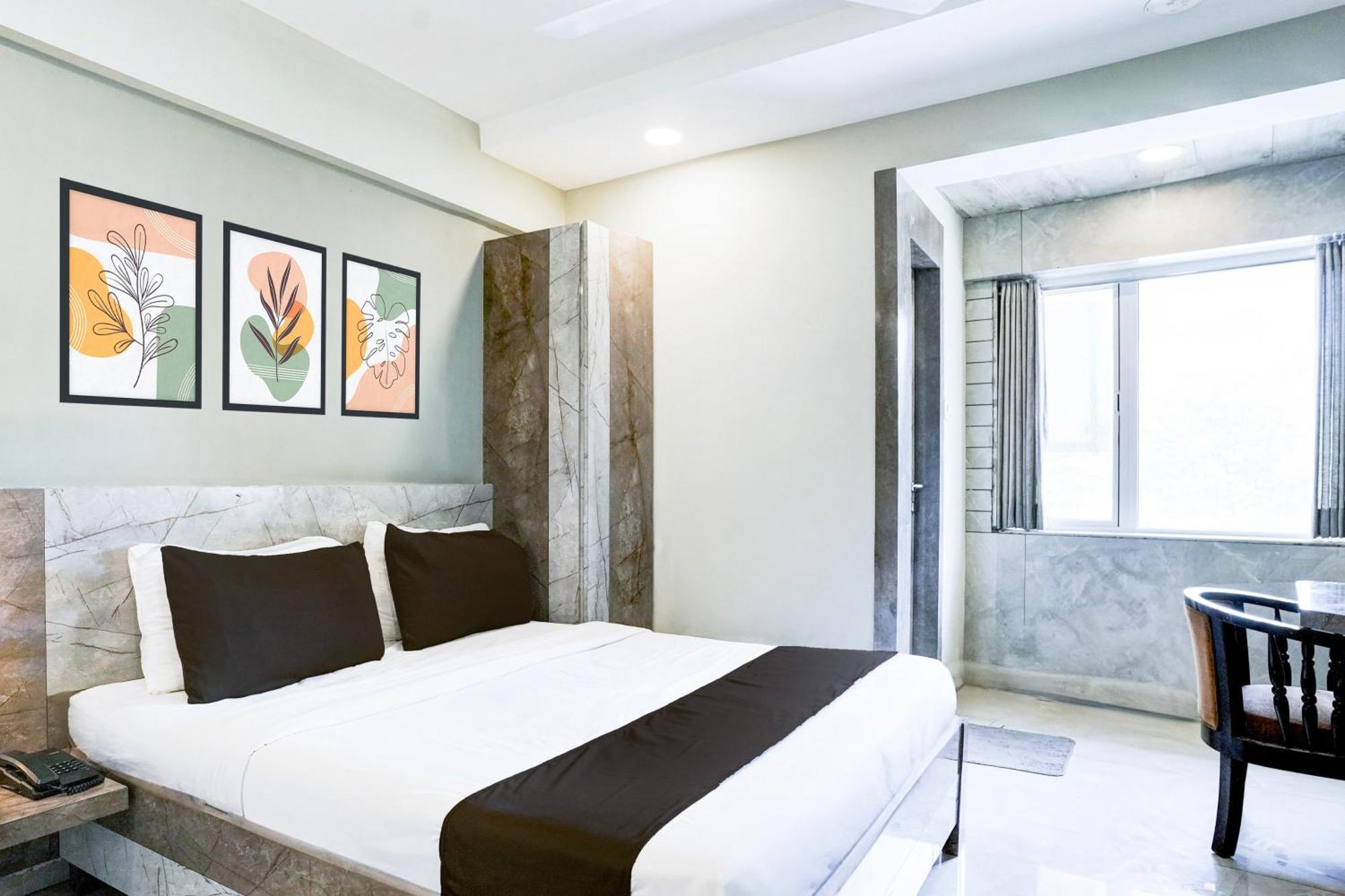Super Townhouse Oak Vashi Hotell Turambhe Exteriör bild