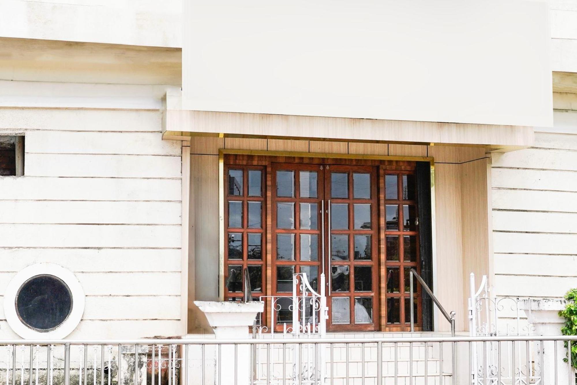 Super Townhouse Oak Vashi Hotell Turambhe Exteriör bild